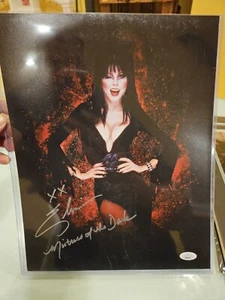 Elvira signiertes 11x14 Foto mit Qoute "XX" und "Mistress of the Dark" - Bild 1 von 1