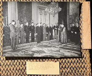 France General De Gaulle with diplomatic delegation - Picture 1 of 10