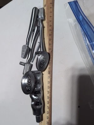 Cepillos de dientes, pasta de dientes y jabón cajón/tiradores de puerta Foto 1 de 4