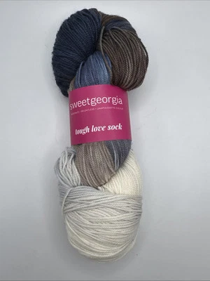 Calcetín Sweet Georgia Yarn Tough Love mezcla de lana merino Stillwater azul costero Foto 1 de 4