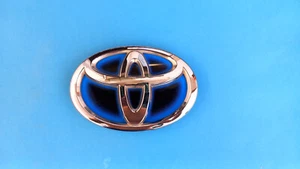 EMBLEMA TRASERO LOGO TOYOTA PRIUS 9097502196 90975-02196 - Picture 1 of 5