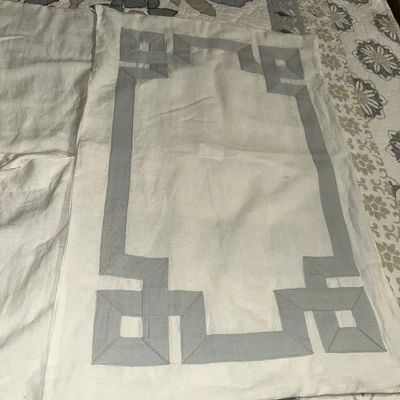 Ballard Designs Azul/Gris Suzanne Kasler Llaves Griegas Par Shams 20x30 Usado en Excelente Condición Foto 1 de 4