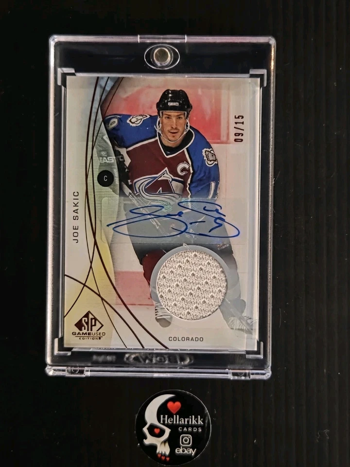 Parche automático usado juego Joe Sakic/15 SP 2024-25 #190 Colorado Avalanche cubierta superior Foto 1 de 2