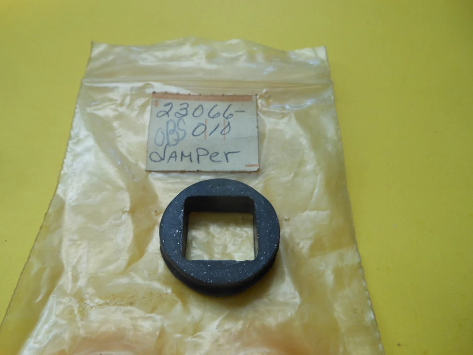 NOVO SEM ETIQUETAS ORIGINAL FABRICANTE DE EQUIPAMENTO ORIGINAL KAWASAKI 1976-79 KM100 FAROL AMORTECEDOR DE BORRACHA 23066-010 - Imagem 1 de 1