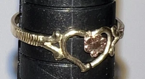Vintage 10K kleiner zierlicher Gold Herz Blumenring - Größe 7 1/4 - hat kleine Pause - Bild 1 von 4