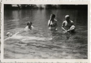 ALTES FOTO - VINTAGE SNAPSHOT - BADEBAD GAG WITZ HUND LUSTIG TARN - Bild 1 von 1
