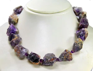 Hermosa cadena de piedras preciosas de amatista piedras crudas en forma de grandes pepitas  - Imagen 1 de 2