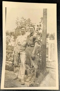 1940er Foto 2 hübsche Hengst Männer umarmen schwulen Interesse Druckknopf - Bild 1 von 4