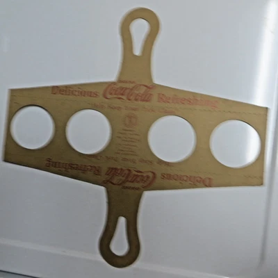 ВИНТАЖНЫЙ НОВЫЙ ИЗ СТАРЫХ ЗАПАСОВ COCA COLA КАРТОН 4 БУТЫЛКИ ПЕРЕВОЗЧИК - Изображение 1 из 3