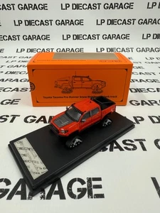 Moto de nieve Toyota Tacoma GCD 2023 roja con orugas diecast 1:64 - Imagen 1 de 3