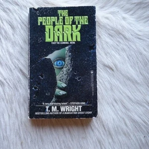 T.M. Wright The People Of The Dark Paperbacks From Hell - Picture 1 of 3