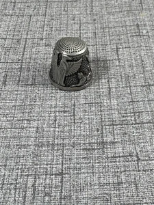 Rare Vintage BATTERSEA PEWTER THIMBLE - Mythology SPHINX & PHOENIX - Bild 1 von 11