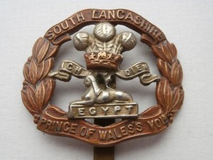 GOOD ORIGINAL SOUTH LANCASHIRE PRINCE OF WALES'S VOLUNTEERS REGIMENT CAP BADGE