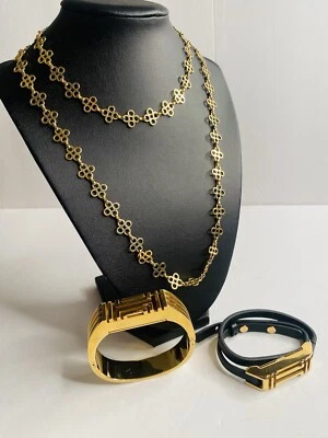 Colar Tory Buch logotipo assinatura charme tom dourado grande e 2 pulseiras  - Imagem 1 de 4