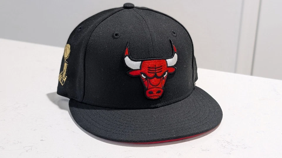 New Era 59FIFTY CHICAGO BULLS NEGRO Parche Trofeo ROJO UV SOMBRERO AJUSTADO 7 1/4 NUEVO CON ETIQUETAS Foto 1 de 4