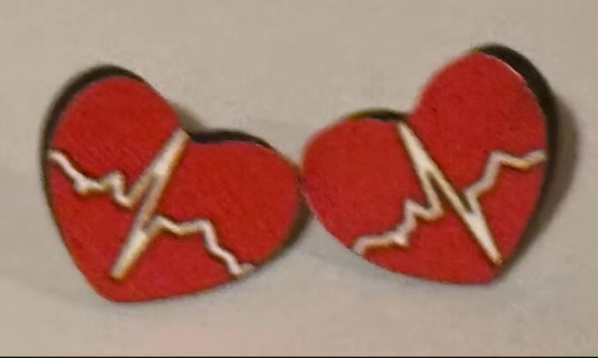 Pendientes de madera estilo enfermera - Latido cardíaco Foto 1 de 1