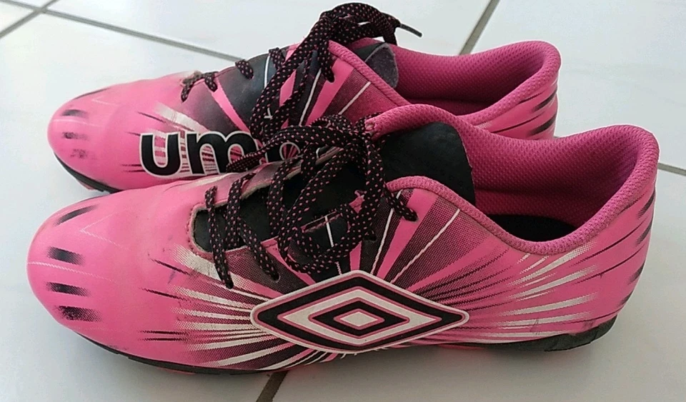 UMBRO PinkSoccer Cleats Shoes Girls Youth sz 3.5  - Image 1 of 4
