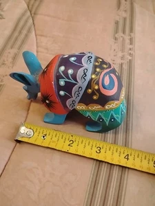 ARMADILLO ALEBRIJE COLORATO ROSA DIPINTO A MANO SCULTURA LEGNO OAXACA MESSICO Firmato - Foto 1 di 4