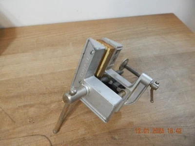 УГЛОВЫЕ ТИСКИ STANLEY NO80-702 - Изображение 1 из 4