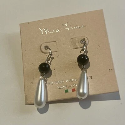 Pendientes colgantes Mia Fiore de ónix y perlas enchapados en oro de 18 quilates de latón hechos en Italia Foto 1 de 4