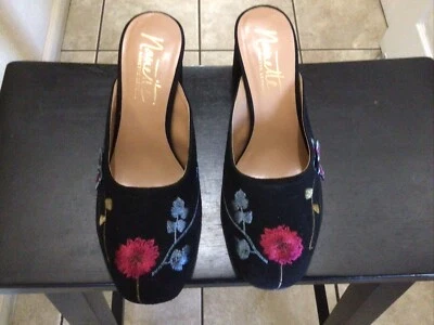 Zapatos para mujer Nanette Lepore de gamuza negros bordados Foto 1 de 4