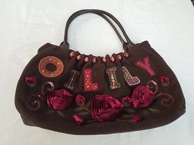 Cartera de mano tipo flores de fieltro marrón aceitoso con cinta bordada Foto 1 de 4