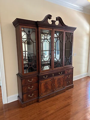 Gabinete de China HENKEL HARRIS Caoba 2377 Breakfront Foto 1 de 4