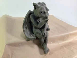 Statua Gargoyle Pollice Succhia "Baby Goyle" Scaffale Alato Sitter Cemento *EUC* - Foto 1 di 8