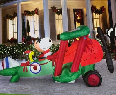 Avión de Navidad Snoop and Woodstock de 12 pies con hélice giratoria inflable Foto 1 de 4