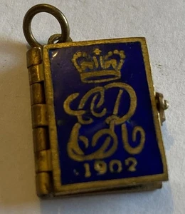 Dije de libro de fotos miniatura de metal dorado y esmalte coronación de Eduardo VII 1902. - Imagen 1 de 7