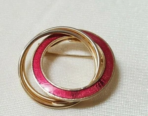 Double Circle Goldtone & Red Enamel Brooch Pin-Approx. 1-1/8" Diam Used Good - Imagen 1 de 6