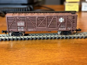 N Scale Bachmann 40’ Outside Braced Wood Stock Car A.T.S.F. Santa Fe #94134 - Picture 1 of 10