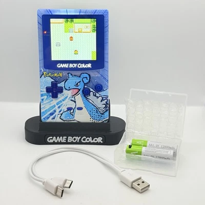NINTENDO GAME BOY COLOR - IPS V3 - POKEMON LAPRAS + STAND + 2 BATTERIE USB-c - Immagine 1 di 4
