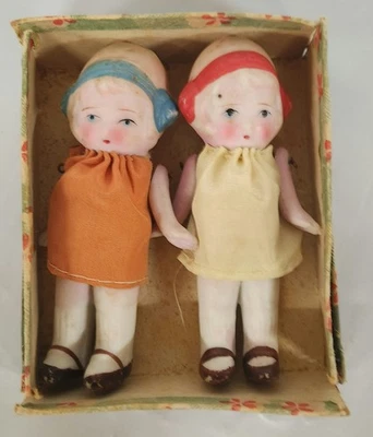Duas figuras articuladas de porcelana 4" pintadas no Japão vestido de pano tiara - Imagem 1 de 4