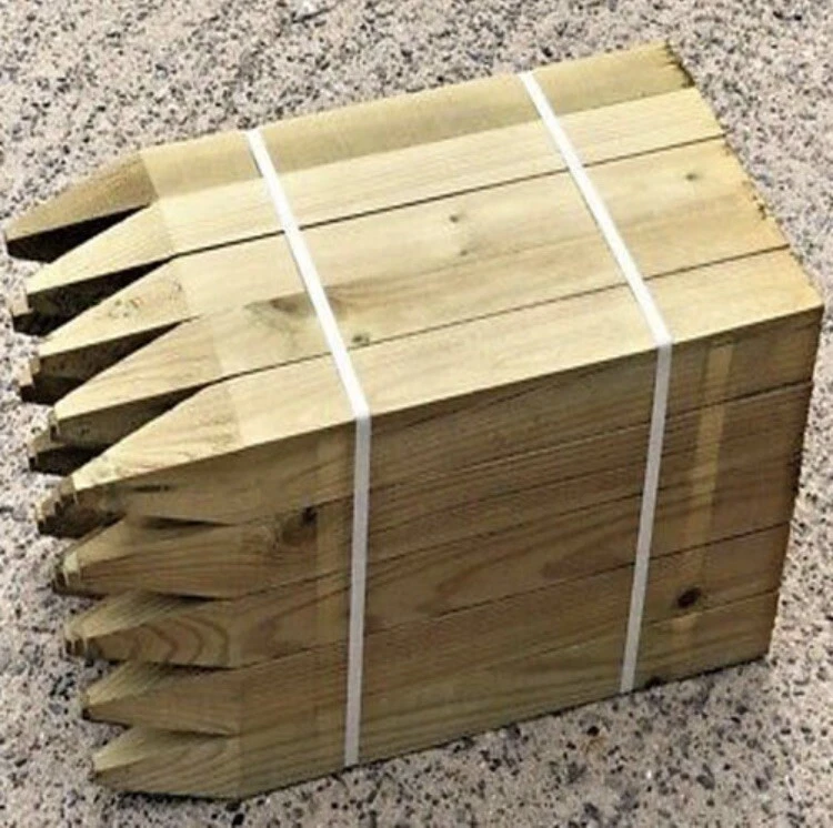 "Estacas de madera de 12"" (300 mm) 2""x2"" estacas de esgrima tratadas a presión (paquete de 4)" Foto 1 de 1