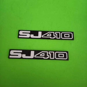 2 TARGHETTE LATERALI SJ410 SUZUKI SAMURAI SANTANA SJ 410 STEMMA FREGIO SCRITTA - Imagen 1 de 1