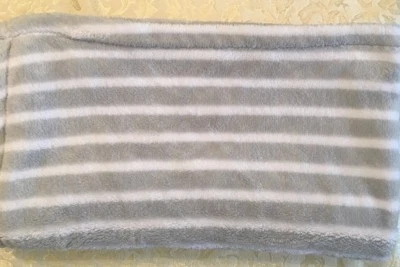 РЕДКИЙ Baby Gear серый зеленый белая полоса безопасности одеяло милый флис серо-коричневый - Изображение 1 из 2