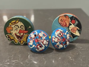 Lote de 4 fabricantes de ruido de payaso vintage de juguete de metal de hojalata de EE. UU. - Imagen 1 de 2