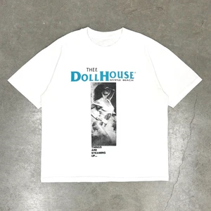 Camiseta De Colección Años 90 Thee DollHouse Strip Club XL RARA Pinup Niña Myrtle Beach - Imagen 1 de 8