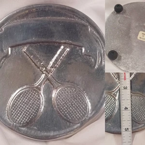 TENNISSCHLÄGER UNTERSETZER/UNTERSETZER 5,25" METALL MADE IN MEXICO VINTAGE SPORT DEKOR - Bild 1 von 4