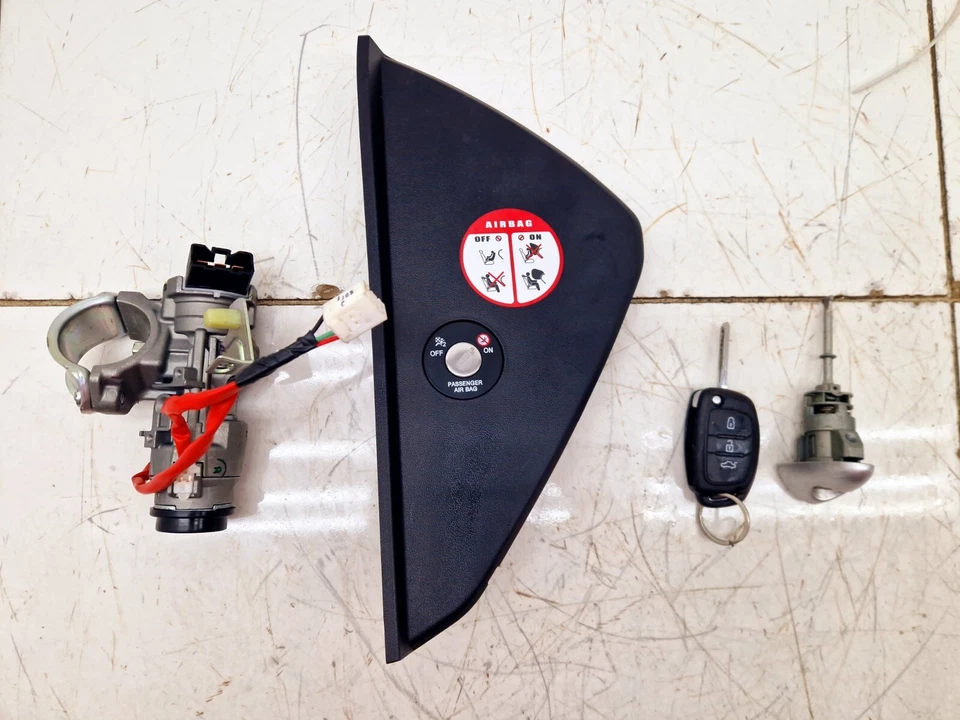 Hyundai IX35 MK1 Ignition Lock Set & Passenger Airbag Switch - Image 1 of 4