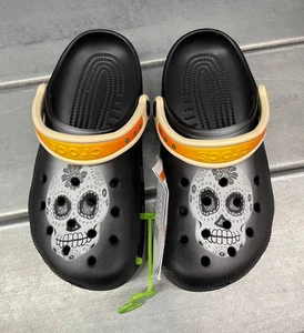 Crocs Day Of The Dead Clogs Damen 7 schwarz weiß Totenkopf Blumenmuster - Bild 1 von 8