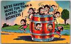 Monkeys Inside The Barrel jouant pour s'amuser carte postale bande dessinée