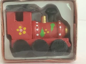Neu in versiegelter Schachtel Holz altmodischer Zug Lok Weihnachtsschmuck rot Vintage - Bild 1 von 2