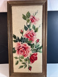 Appendiabiti da parete vintage 1977 rifinito e incorniciato punto ago floreale rosa - Foto 1 di 20