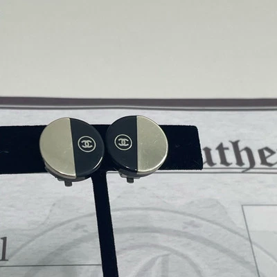 Brincos autênticos CHANEL de aço inoxidável e esmalte com certificado - Imagem 1 de 4