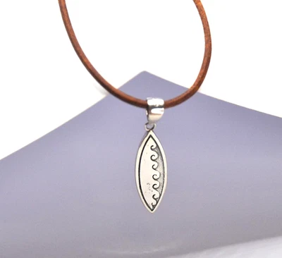 Colgante de tabla de surf de plata de ley 925 y collar de cuero marrón canguro perla Foto 1 de 4