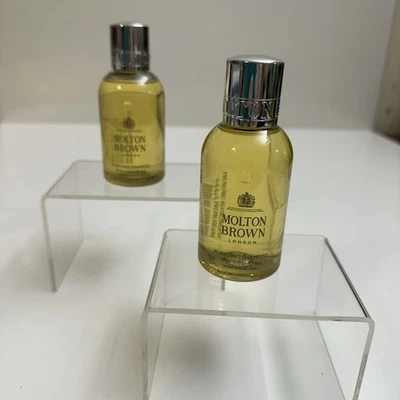 Pacote com 2 xampu purificador Molton Brown com agrião indiano 6,6 oz feito na Inglaterra - Imagem 1 de 4