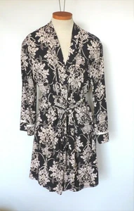Bata envolvente para mujer talla S/M Linea Donatella negra floral - Imagen 1 de 4