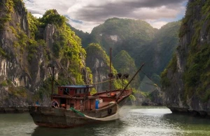 Fototapete - Schiff Flusstal - (7606) - Vlies - Tapete - Fischerboot XXL - Bild 1 von 3